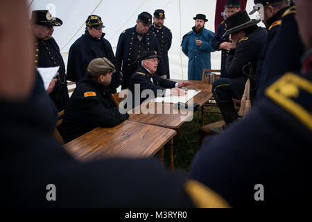 Pensionierter Oberstleutnant Brian Withrow sitzt in einer Besprechung mit den gewerkschaftlichen Kräfte Führer zu einem Angriff auf die Konföderierten Kräfte während eines Bürgerkrieges Re-enactment Plot zu diskutieren. Die Re-enactment fand auf der 151. Jahrestag der Schlacht am Cedar Creek Battlefield in der Nähe von Chester, Virginia. (U.S. Air Force Foto/Staff Sgt. Andrew Lee) 151018-F-NL 936-059 durch AirmanMagazine Stockfoto