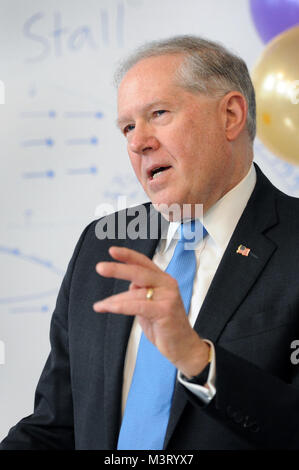 Der Herr Abgeordnete Frank Kendall, unter Verteidigungsminister für Beschaffung, Technik und Logistik, Adressen das Publikum, als er Eröffnungsrede auf FLEX - ACE LAB Ribbon Cutting an Francis L. Cardozo Ausbildung Campus, Washington, D.C., September 20th, 2015 statt. Flexible Aviation Unterricht (FLEX-ACE) erstellt ein immergence in Wissenschaft, Technologie, Ingenieurwesen und Mathematik (STEM) pädagogischen Umfeld. Die FLEX-LAB repliziert Test Range Control Room und Operations Center mit modernsten Computern, Flugsimulatoren, und Air Traffic Control Tower. Die FLEX-ACE La Stockfoto