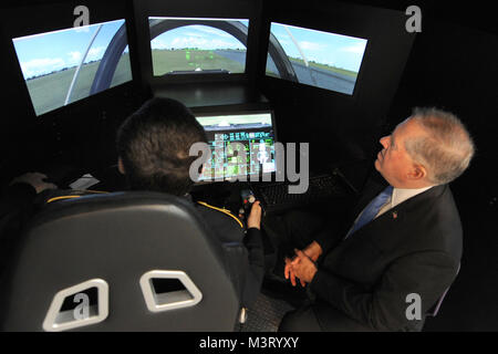 Der Herr Abgeordnete Frank Kendall, unter Verteidigungsminister für Beschaffung, Technik und Logistik, beobachtet Cardozo pädagogische Campus Student flying Simulator bei Demonstrationen am FLEX-ACE LAB Ribbon Cutting an Francis L. Cardozo Ausbildung Campus, Washington, D.C., September 20th, 2015 statt. Flexible Aviation Unterricht (FLEX-ACE) erstellt ein immergence in Wissenschaft, Technologie, Ingenieurwesen und Mathematik (STEM) pädagogischen Umfeld. Die FLEX-LAB repliziert Test Range Control Room und Operations Center mit modernsten Computern, Flugsimulatoren, und Luftverkehrs Stockfoto