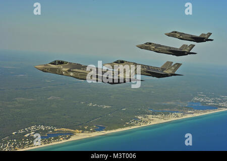 F-35 ein Blitz IIs von der 58th Fighter Squadron, 33rd Fighter Wing, Eglin AFB, Fla., führen Sie eine Luftbetankung mission Mai 14, 2013, vor der Küste im Nordwesten von Florida. Der 33 Fighter Wing ist ein Joint Graduate fliegen und Wartung Training Wing Züge, Luftwaffe, Marine, Marine und internationale Partner Betreiber und Betreuer der F-35 Lightning II. (U.S. Air Force Foto/Master Sgt. Donald R. Allen) 130514-F-BU 402-999 durch AirmanMagazine Stockfoto