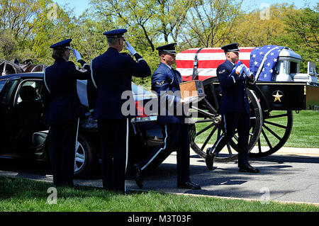 Airman 1st Class Josh Busch (Mitte) trägt eine Urne mit den sterblichen Überresten von Tech. Sgt. Allen J. Avery. Senior Airman Jeremy Dotson (rechts) führt eine gefaltete Amerikanische Flagge während Avery's Begräbnis an den nationalen Friedhof von Arlington, Virginia Avery war an Bord einer C HH-53 Super Jolly Green Giant Hubschrauber auf die Suche und Rettung Mission, als sein Flugzeug nach unten über die Quang Tri Provinz erschossen wurde, Südvietnam, am 6. April 1972. Ehrenkompanie im Vordergrund sind Chief Master Sgt. Diane Munson (links) und Oberst Charles Cornelisse, ein Kaplan. (U.S. Air Force Foto/Val Gempis) 120406-F-TR 874-006 von Air Stockfoto