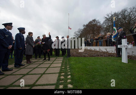 Frau Helen Patton (Mitte links), Enkelin von General George Patton, steht vor General Patton's Grabstätte neben Gast während eines Veterans Day Event auf dem Luxemburger Amerikanischer Militärfriedhof in Luxemburg am Nov. 11, 2015. Die Veranstaltung besondere Gäste und Referenten in einer Bemühung zu Ehren Mitglieder der Streitkräfte der Vereinigten Staaten gedenken und. (DoD News Foto: USAF SSgt Brian Kimball) 151111-F-QP 401-050 von DoD News Fotos Stockfoto