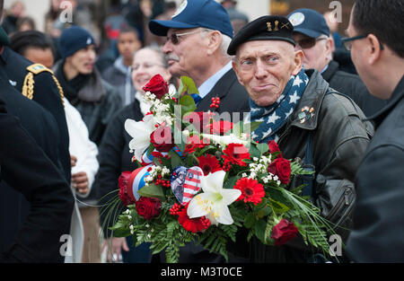 Ein Veteran hält eine Reihe von Blumen auf General George Patton's Grabstätte während eines Veterans Day Event auf dem Luxemburger Amerikanischer Militärfriedhof in Luxemburg am Nov. 11, 2015. Die Veranstaltung besondere Gäste und Referenten in einer Bemühung zu Ehren Mitglieder der Streitkräfte der Vereinigten Staaten gedenken und. (DoD News Foto: USAF SSgt Brian Kimball) 151111-F-QP 401-073 von DoD News Fotos Stockfoto