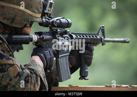 Us-Marines mit Golf Company, 2.Bataillon, 23 Marine Regiment, 4 Marine Division, Marine Reserve, die Ziele für die M-16 und M-4 service Gewehre neben Partner Nationen während UNITAS Amphibischen 2015 Ilha do Governador, Brasilien, Nov. 17, 2015. Übungen wie UNITAS Amphib zusammen bringen Länder der westlichen Hemisphäre zu Wissen und Taktiken austauschen. So können wir uns effektiver Partnerschaften aufzubauen, so dass wir bereit sind, auf Notfälle zu reagieren. (Foto von US Marine Lance Cpl. Ricardo Davila / Freigegeben) 151117-M-YF 952-008 durch ussouthcom Stockfoto