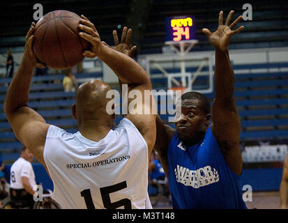 Pensionierte Sgt. Michael Sanders, rechts, mit der Luftwaffe Basketball team, Wächter ein Mitglied der Special Operations Command. Air Force würde zu Gewinnen 41-14. (U.S. Air Force Foto von Val Gempis) WarriorGames011 von AirmanMagazine Stockfoto