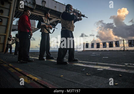 151208-N-EH 855-390 ATLANTIK (31. 8, 2015) Segler, an einer live-fire Übung an Bord der Flugzeugträger USS George Washington (CVN 73). Washington und seine eingeschifft Air Wing, Carrier Air Wing (Cvw) 2 sind zur Unterstützung der Südsee 2015 bereitgestellt. (U.S. Marine Foto von Mass Communication Specialist 3. Klasse Bryan Mai/Freigegeben) 151208-N-EH 855-390 durch US-amerikanische Seestreitkräfte Southern Command  USA 4. Flotte Stockfoto