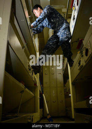 NAVAL BASE KITSAP - Bremerton, Washington (31. 10, 2015) - der Luftfahrt Bootsmann Mate (Handling) Airman rekrutieren Kristiancarlo Ting, ein Eingeborener von Los Angeles, reinigt ein Rack an Bord der Flugzeugträger USS Nimitz (CVN 68) in Vorbereitung auf die Crew bewegen - an Bord. Der Nimitz wird derzeit eine erweiterte geplante schrittweise Wartung Verfügbarkeit Puget Sound Naval Shipyard und Intermediate Maintenance Facility, wo das Schiff, die geplante Wartung und Upgrades. (U.S. Marine Foto von Mass Communication Specialist 2. Klasse Ian D. Zagrocki/Freigegeben) 151210-N-CE 703-121 durch die USS NIMITZ (CVN 68 Stockfoto