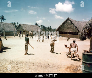 80-G-K-6644: Japanische Kriegsgefangene auf Guam baseball POW Stockade 1945 spielen. Offizielle U.S. Navy Foto, jetzt in den Sammlungen der National Archives. 80-G-K-6644 24118941217 o Stockfoto