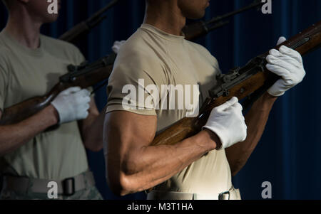 Staff Sgt. Damon Stewart lädt einen M1 Garand Gewehr während einer Praxis drei - runde Volley am Joint Base Anacostia-Bolling, MD (USA Air Force Foto/Tech Sgt. Brian Ferguson) 160115-F-BP 133-676. NEF durch AirmanMagazine Stockfoto