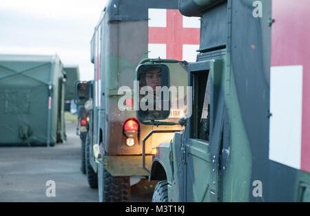 Mitglieder der 557th Medical Unternehmen bereiten Sie eine deutsche Feldlazarett nach dem Transport zwei simulierten Unfall während einer 30 medizinische Brigade" Med Schock" Übung in Wiesbaden, Deutschland am 31.01.26, 2017, die Anlage zu verlassen. Die Übung, die amerikanischen und die deutschen militärischen medizinischen Personal für einen 4-tägigen Intensivkurs Ereignis, das die Soldaten auf ihre multinationalen Einsatz Bereitschaft und Bereich Medical Service Support Funktionen getestet. (DoD Nachrichten Foto durch TSgt Brian Kimball) 160127-F-QP 401-013 von DoD News Fotos Stockfoto