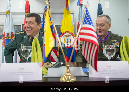 Us Marine Gen. Joseph F. Dunford Jr., Vorsitzender des Generalstabs, hat ein Arbeitsessen mit Gen. Juan Pablo Rodriguez, allgemeine Befehlshaber der Streitkräfte von Kolumbien, im Hauptquartier der Streitkräfte von Kolumbien, 10. März 2016. Dunford met mit hochrangigen US-amerikanische und Kolumbianische militärischen und zivilen Führer für seinen ersten Besuch in Kolumbien als Vorsitzender. (DoD Foto von Marine Petty Officer 2nd class Dominique A. Pineiro) 160311-D-XT 155-001 durch ussouthcom Stockfoto