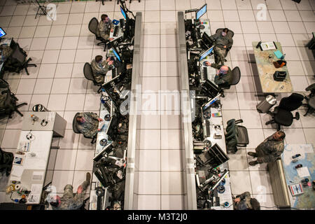 Betreiber der Region Air Operations Center am Joint Base Elemendorf-Richardson, Alaska, überwachen US und kanadischen Luftraum ermittelt Angriffe, 10. März 2016. Die 176 Air Defence Group überwacht Radare über vom Zustand und Warnungen der CAC F-22 Raptors starten, wenn ein Flugzeug kann nicht identifiziert werden. (U.S. Air Force Foto/Master Sgt. Brian Ferguson) 160310-F-BP 133-170.JPG durch AirmanMagazine Stockfoto