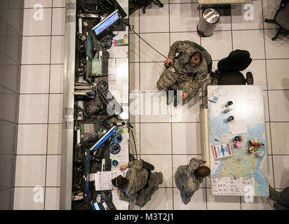 Betreiber der Region Air Operations Center am Joint Base Elemendorf-Richardson, Alaska, überwachen US und kanadischen Luftraum ermittelt Angriffe, 10. März 2016. Die 176 Air Defence Group überwacht Radare über vom Zustand und Warnungen der CAC F-22 Raptors starten, wenn ein Flugzeug kann nicht identifiziert werden. (U.S. Air Force Foto/Master Sgt. Brian Ferguson) 160310-F-BP 133-192.JPG durch AirmanMagazine Stockfoto