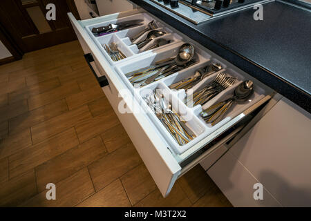 Edelstahl Löffel, Gabeln und Messer in Besteck Kastenschubladen in Weiß Küchenschrank. Stockfoto