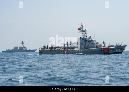 160318-N-MD 297-044 PAZIFISCHER OZEAN (18. März 2016) der Ecuadorianischen Küste Wachschiff Isla Santa Clara (LG 38), rechts, führt Maritime Security Operations mit der Arleigh-Burke-Klasse geführte Anti-raketen-Zerstörer USS Lassen (DDG82). Lassen derzeit zur Unterstützung der Operation Martillo, eine gemeinsame Operation mit der U.S. Coast Guard und Partner Nationen innerhalb der Flotte Verantwortungsbereich im Gange. Betrieb Martillo wird durch Joint Interagency Task Force Süd, zur Unterstützung des US Southern Command geführt. (U.S. Marine Foto von Mass Communication Specialist 2. Klasse Huey D. Jüngeren jr./Freigegeben) 16. Stockfoto