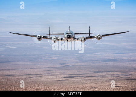 Das erste Flugzeug das Rufzeichen "Air Force One zu tragen", eine Lockheed Constellation, die Präsident Dwight D. Eisenhower von 1953 bis 1954, flog zurück zu Flug am 19. März, die von einem Flughafen in Marana, Arizona. Am 22. März die Konstellation, oder 'Connie', wie sie genannt wurden, die benannt wurde Columbine II von der ersten Dame Mamie Eisenhower nach der Blüte von Colorado, begann die Reise in Bridgewater, Virginia eine komplette Restaurierung zu unterziehen. (Foto mit freundlicher Genehmigung von Tyson V. Rininger) TVR 16 Lockheed Constellation Columbine 8169 von AirmanMagazine Stockfoto