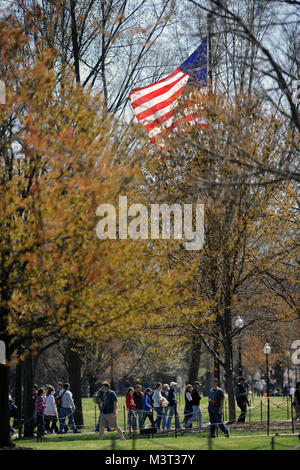 Besucher und Touristen in Scharen zur National Mall die Vietnam Gedenkstätten zu besuchen das Vietnam Veterans Memorial Wall, Die drei Soldaten (manchmal Die drei Soldaten genannt), und der Vietnam Women's Memorial auf nationalen Vietnam Veterans Day (Departement für Verteidigung Foto von Marvin Lynchard) 160329-D-FW 736-001 von DoD News Fotos Stockfoto