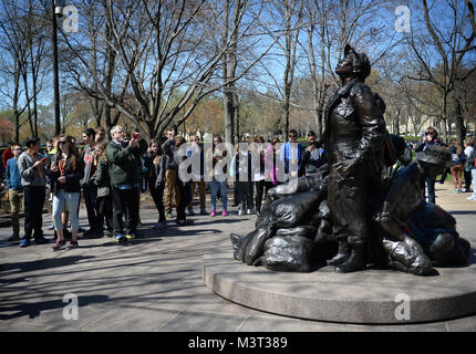 - Besucher und Touristen in Scharen zur National Mall, Memorial Statue die Vietnam Women's auf nationalen Vietnam Veterans Day zu besuchen. Die Statue auf der National Mall in Washington D.C. in der Nähe von Mauer der Erinnerung der Vietnam Veteran befindet. Die Vietnam Women's Memorial ist ein Denkmal für die Frauen in den Vereinigten Staaten, die im Vietnam Krieg diente, von denen die meisten waren Krankenschwestern gewidmet. Es dient als Erinnerung, die Bedeutung der Frauen in den Konflikt. Es zeigt drei Uniformierten Frauen mit einem verletzten Soldaten. Es ist Teil des Vietnam Veterans Memorial, und ist auf der National Mall in Washington D.C., ein s Stockfoto