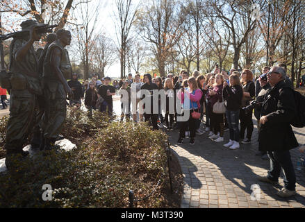 - Besucher und Touristen in Scharen in die National Mall, die drei Soldaten (manchmal auch als die drei Soldaten) Statue auf nationalen Vietnam Veterans Day besuchen. Die Statue auf der National Mall in Washington D.C. in der Nähe von Mauer der Erinnerung der Vietnam Veteran befindet. Die Statue zeigt drei Soldaten, gezielt als Europäische Amerikanisch, African American, und Lateinamerikanischen. In ihrer endgültigen Anordnung, die Statue und die Mauer scheinen miteinander zu interagieren, mit Blick auf die Soldaten in feierlicher Tribut an die Namen der gefallenen Kameraden. Der Abstand zwischen den beiden ermöglicht es Ihnen, t Stockfoto