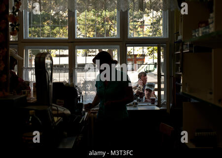 Staff Sgt. William Hooper Bestellungen eine Tasse Cappuccino in einem ungarischen Snack Shop am Papa AB. Hooper, einer fliegenden Crew Chief, ist auf temporäre Aufgabe zu Papa AB für drei Monate der Ausbildung von Charleston, S.C. (U.S. Air Force Foto/Tech. Sgt. Bennie J. Davis III) Papa 010 durch AirmanMagazine Stockfoto