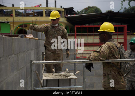 U.S. Army Engineer Sgt. Jakob Flores legt Backstein bei der San Rafael Schule als Teil der Über den Horizont hinaus in San Rafael, Guatemala, 25. April 2016. Task Force Red Wolf und Armee nach Süden führt Humanitäre Zivile Hilfe Ausbildung taktischer Ebene Bauprojekte und medizinische Bereitschaft Übungen medizinische Zugang und den Bau von Schulen in Guatemala mit der guatemaltekischen Regierung und nicht-staatlichen Stellen von 05 Mär 16 bis 18 Apr 16 Um die Mission die Bereitschaft der US-Streitkräfte zu verbessern und einen nachhaltigen Nutzen für die Menschen in Guatemala zur Verfügung zu stellen. (U.S. Armee Stockfoto