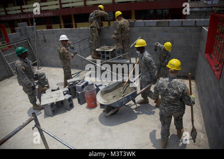 Us-Armee Ingenieure bauen auf dem San Rafael Schule als Teil der Über den Horizont hinaus in San Rafael, Guatemala, 25. April 2016. Task Force Red Wolf und Armee nach Süden führt Humanitäre Zivile Hilfe Ausbildung taktischer Ebene Bauprojekte und medizinische Bereitschaft Übungen medizinische Zugang und den Bau von Schulen in Guatemala mit der guatemaltekischen Regierung und nicht-staatlichen Stellen von 05 Mär 16 bis 18 Apr 16 Um die Mission die Bereitschaft der US-Streitkräfte zu verbessern und einen nachhaltigen Nutzen für die Menschen in Guatemala zur Verfügung zu stellen. (U.S. Armee Foto von SPC. Gabrie Stockfoto