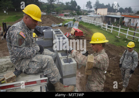 Us-Armee Ingenieure legen Backstein bei der Palo Gordo Klinik Baustelle als Teil der Über den Horizont hinaus Betrieb bei Palo Gordo, Guatemala, 25. April 2016. Task Force Red Wolf und Armee nach Süden führt Humanitäre Zivile Hilfe Ausbildung taktischer Ebene Bauprojekte und medizinische Bereitschaft Übungen medizinische Zugang und den Bau von Schulen in Guatemala mit der guatemaltekischen Regierung und nicht-staatlichen Stellen von 05 Mär 16 bis 18 Apr 16 Um die Mission die Bereitschaft der US-Streitkräfte zu verbessern und einen nachhaltigen Nutzen für die Menschen in Guatemala zur Verfügung zu stellen. (U.S. Armee phot Stockfoto