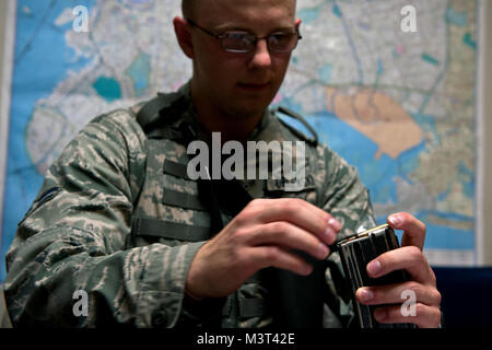 Grajewski lädt eine Klammer für die M16 A2 vor der Durchführung Fuß Patrouillen an der Penn Station in New York City. (U.S. Air Force Foto/Tech. Sgt. Bennie J. Davis III) Empire005 von AirmanMagazine Stockfoto