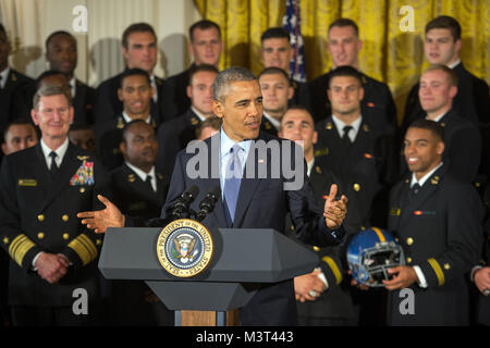 Präsident Barack Obama spricht während einer Preisverleihung, in dem er die US Naval Academy Football Team mit dem Commander in Chief's Trophy im Weißen Haus in Washington, D.C., 27. April 2016 vorgestellt. Der Präsident präsentiert die Trophäe zu Verteidigungsministerium Akademie Team mit den meisten Siegen gegen seine Rivalen. (DoD Nachrichten Foto durch EJ Hersom) 160427 - D-DB 155-004 von DoD News Fotos Stockfoto