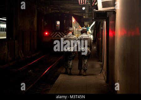 Grajewski (links) und Prinz verlassen die JTF Empire Schild Einrichtungen unter Grand Central Terminal in New York City am Ende ihrer Mission. (U.S. Air Force Foto/Tech. Sgt. Bennie J. Davis III) Empire 014 durch AirmanMagazine Stockfoto