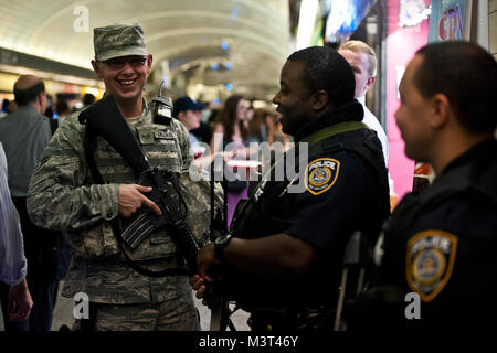 Grajewski (links) Aktien ein Lachen mit Metropolitan Transportation Authority Polizist Jason Wharton (Mitte) beim Vergleich von Waffen während ihrer Schicht an der Penn Station in New York City. (U.S. Air Force Foto/Tech. Sgt. Bennie J. Davis III) Empire009 von AirmanMagazine Stockfoto