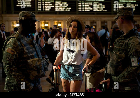 Fürst (links) und Grajewski Hilfe deutscher Tourist Sarah Frerichs Ihr Weg zu den New Jersey Transit Zeile im Terminal des Grand Central Terminal in New York City finden. (U.S. Air Force Foto/Tech. Sgt. Bennie J. Davis III) Empire017 von AirmanMagazine Stockfoto