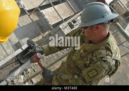 CATARINA, Guatemala - US Army Reserve Chief Warrant Officer 2 Marcus Cargill, 284 Ingenieur Unternehmen vertikale Ingenieur, verwendet einen Gummihammer eine Anleihe-beam cinder Baustein für eine Schule an der Wand, das am 30. April 2016 während der Übung über den Horizont 2016 GUATEMALA. Die gummihammer nicht beschädigen, wenn sie die Asche in die Position zu bewegen, führen. (U.S. Air Force Foto von älteren Flieger Dillon Davis/Freigegeben) 160430-F-RC 891-166 durch ussouthcom Stockfoto