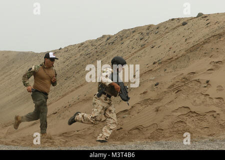 Eine mexikanische Wettbewerber rundet eine sand Damm während des Angriffs Team Event 4. Mai 2016 als Teil der Fuerzas Comando in Ancon, Peru. Fuerzas Comando ist ein US Southern Command gesponsert multinationale Special Operations Fähigkeiten Konkurrenz und Fellowship Program. (U.S. Armee Foto: Staff Sgt. Tschad Menegay/Freigegeben) 160504-Z-WA 652-196 durch ussouthcom Stockfoto