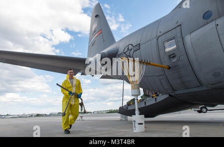 Tech. Sgt. Thomas Neiswanger, 910Th Maintenance Squadron, trägt ein Schlauch Insektizid aus Fässern in die Tanks einer C-130 Hercules bei Joint Base Charleston, S.C. 5. Mai 2016 übertragen. Sprühen von weniger als einer Unze der chemischen pro Morgen die Moskitobevölkerung in der Nähe der Basis. Die Mission der 910Th in Youngstown Luft finden Station, Ohio, ist nur große Fläche des Verteidigungsministerium flächenflugzeug Aerial spray Fähigkeit Krankheit Insekten unter Kontrolle zu halten, Schadinsekten, unerwünschten Vegetation und Ölverschmutzungen in großen Körper von Wasser zu verteilen. (U.S. Air Forc Stockfoto