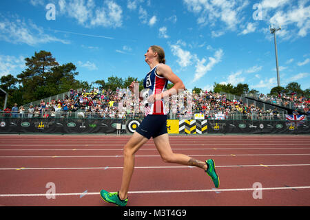 Us-Armee Sgt. 1 st. Klasse Katie Kuiper rennen Vergangenheit der Gast nach einem Sprint in den 2016 Invictus Spiele in Orlando, Fla., 10. Mai 2016. (DoD Nachrichten Foto durch EJ Hersom) 160510 - D-DB 155-027 von DoD News Fotos Stockfoto