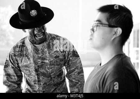 323 Training Squadron, militärische Ausbildung Instructor, Tech. Sgt. Chananyah Stuart, erinnert ein Praktikant der Verfahren für die Eingabe der Speisesaal. Stuart ist besonders anspruchsvolle auf seinen Auszubildenden an Joint Base San Antonio-Lackland, Texas, von Anfang an, weil er glaubt, dass es Sie für Erfolg. (U.S. Air Force Foto von Master Sgt. Jeffrey Allen) 140812-F-CP 197-001 durch AirmanMagazine Stockfoto