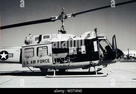 Eine Seitenansicht einer Air Force HH-1H Huey zeigen die Rotorwelle und Kran motor Hülsen bei der Air Force Flight Test Center auf der Edwards Air Force Base, Calif., 1972. (U.S. Air Force Archiv Foto) AFHuey003 von AirmanMagazine Stockfoto