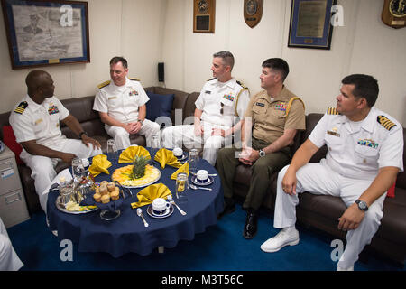 160519-N-MD297-077 CARTAGENA, Kolumbien (19. Mai 2016) Rear Admiral George Ballance, Commander, U.S. 4. Flotte spricht Commander Robert Francis, Kommandierender Offizier der Arleigh-Burke-Klasse geführte Flugkörper Zerstörer USS Lassen (DDG-82), bei einem Besuch des Schiffes in Cartagena, Kolumbien. Lassen wird derzeit zur Unterstützung Betrieb Martillo, einer Kooperation mit den US Coast Guard und Partner im Bereich 4. Flotte von Verantwortung. Betrieb Martillo wird durch gemeinsame Interagency Task Force-South zur Unterstützung US Southern Command geführt. (U.S. Navy Photo von Masse Kommunikation S Stockfoto