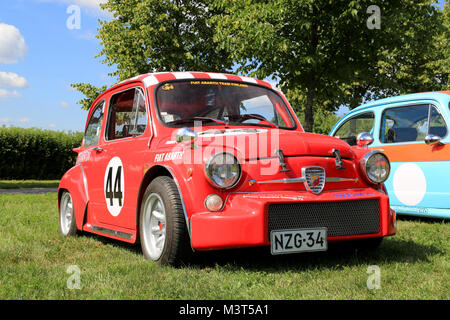 PIIKKIO, Finnland - 19 JULI 2014: Rot Fiat Abarth Rennwagen auf Gras geparkt. Abarth begann seine bekannte Verbindung mit Fiat 1952. Stockfoto