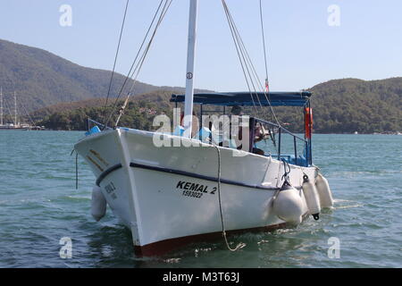 Ein Motorboot in den ruhigen Gewässern in Calis, Fethiye in der Türkei Stockfoto