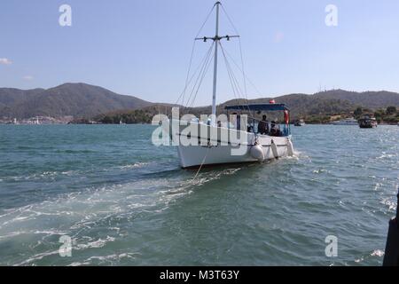 Ein Motorboot in den ruhigen Gewässern in Calis, Fethiye in der Türkei Stockfoto