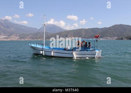 Ein Motorboot in den ruhigen Gewässern in Calis, Fethiye in der Türkei Stockfoto