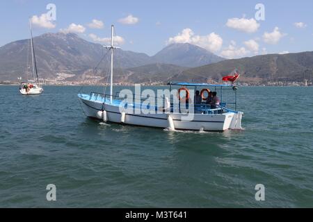 Ein Motorboot in den ruhigen Gewässern in Calis, Fethiye in der Türkei Stockfoto