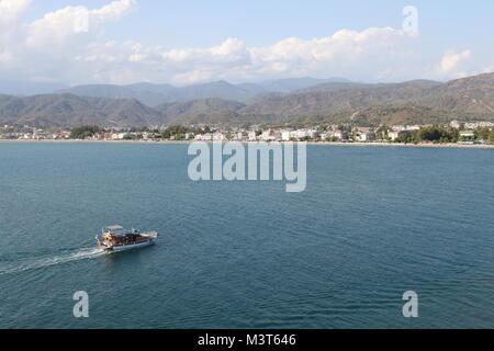 Ein Motorboot in den ruhigen Gewässern in Calis, Fethiye in der Türkei Stockfoto