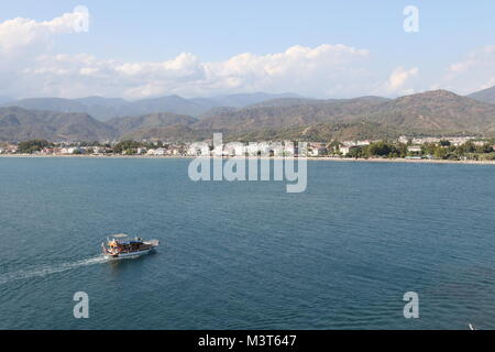 Ein Motorboot in den ruhigen Gewässern in Calis, Fethiye in der Türkei Stockfoto