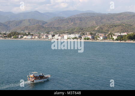 Ein Motorboot in den ruhigen Gewässern in Calis, Fethiye in der Türkei Stockfoto