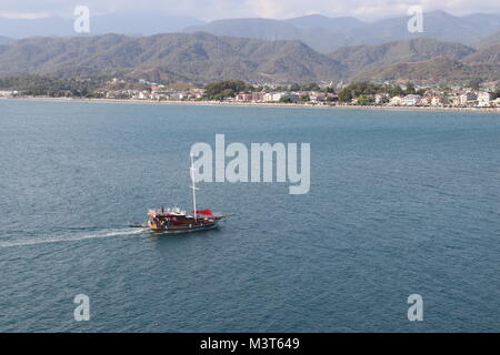 Ein Motorboot in den ruhigen Gewässern in Calis, Fethiye in der Türkei Stockfoto