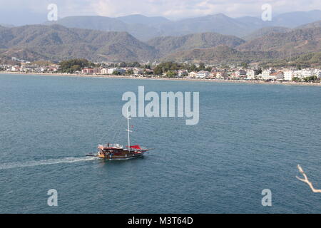 Ein Motorboot in den ruhigen Gewässern in Calis, Fethiye in der Türkei Stockfoto