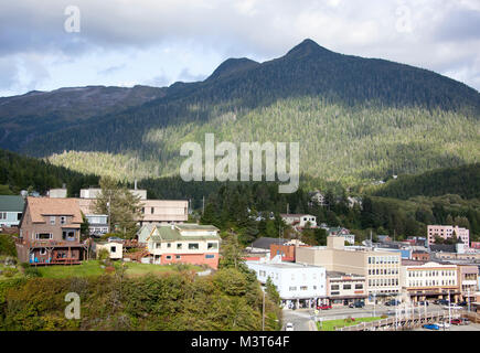 Die Ansicht von Ketchikan downtown und Mount Deer in einem Hintergrund (Alaska). Stockfoto